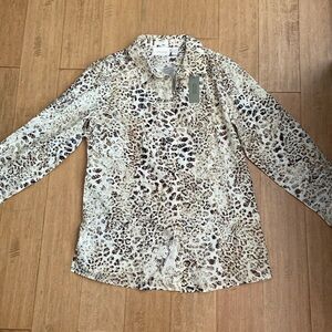 NWT Chicos Women’s Button Down Top Size 2.5 (L/14).